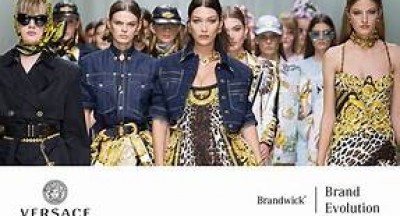 Versace Xuân - Hè 2025: Thời trang 90s trở lại cùng Versace