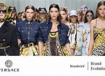 Versace Xuân - Hè 2025: Thời trang 90s trở lại cùng Versace