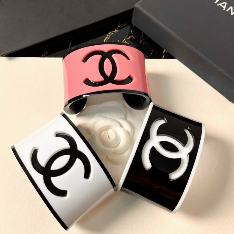 Vòng Đeo Tay Nữ Chanel Bangles Casual, Street, Party Style Màu Đen Trắng